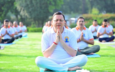 योगाभ्यास: सीएम ने अधिकारियों और कर्मचारियों के साथ किया योग का अभ्यास