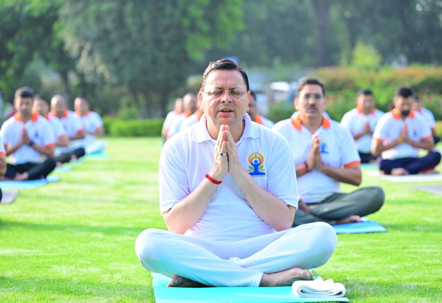 Yoga Practice : सीएम ने अधिकारियों-कर्मचारियों के साथ किया योगाभ्यास