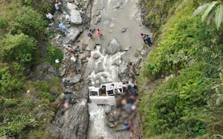 दुखद हादसा: उत्तराखंड में सड़क दुर्घटना में 8 की मौत, सीएम धामी का संवेदना संदेश