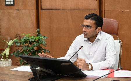 देहरादून के डीएम सविन बंसल द्वारा बुजुर्ग को सताने वाले कानूनगो का निलंबन: प्रशासन की सक्रियता