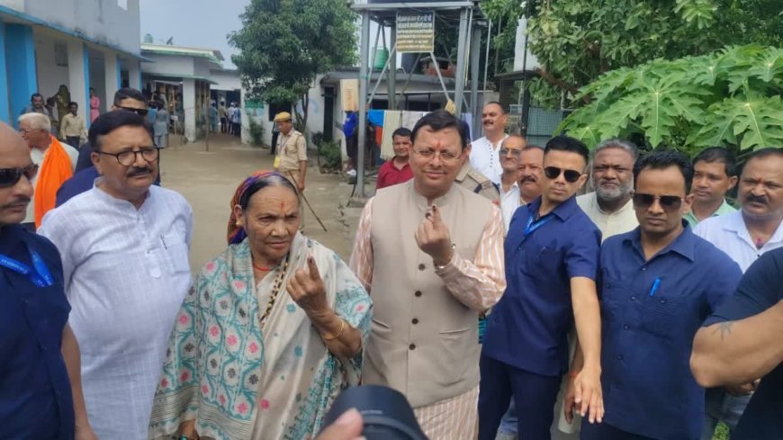 Panchaayat chunaav 2025 : सीएम धामी ने मां के साथ खटीमा में डाला वोट