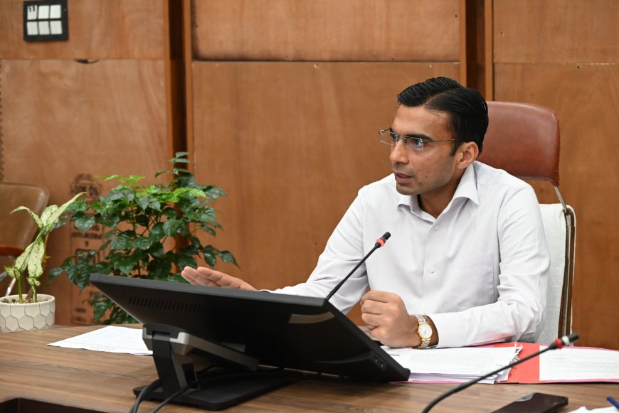 एक्शन में  देहरादून  के डीएम सविन बंसल बुर्जुग को सताने वाले कानूनगो को किया निलंबित