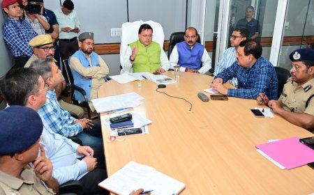 धराली-हर्षिल में बादल फटने की स्थिति: राहत एवं बचाव कार्यों की समीक्षा करते सीएम धामी