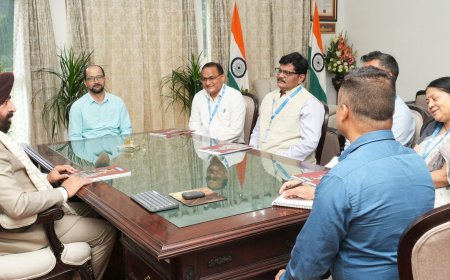 देहरादून: राज्यपाल गुरमीत सिंह से उत्तराखंड ग्रामीण बैंक के अध्यक्ष हरिहर पटनायक ने 13वां वार्षिक प्रतिवेदन पेश किया