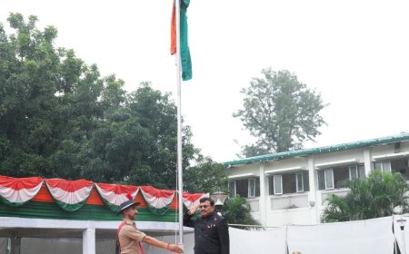 देहरादून: 79वें स्वतंत्रता दिवस पर मुख्य सचिव आनन्द बर्द्धन ने किया ध्वजारोहण