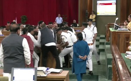 गैरसैंण मॉनसून सत्र में भारी हंगामा, उत्तराखंड विधानसभा में माइक फेंका और टेबल पलटे