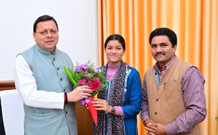 मुख्यमंत्री पुष्कर सिंह धामी से आदर्श ग्राम सारकोट की प्रधान प्रियंका नेगी की महत्वपूर्ण मुलाकात