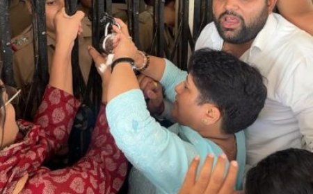 महिला कांग्रेस ने धर्मपुर में सड़कों और नालियों की समस्या पर ध्यान आकर्षित करने हेतु ज्ञापन सौंपा