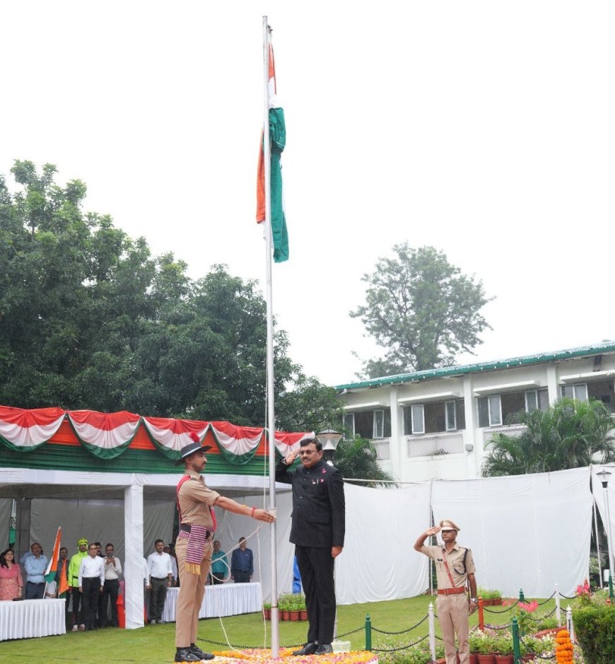 Dehradun:-79वें स्वतंत्रता दिवस के अवसर पर मुख्य सचिव आनन्द बर्द्धन ने सचिवालय में आयोजित कार्यक्रम में किया ध्वजारोहण