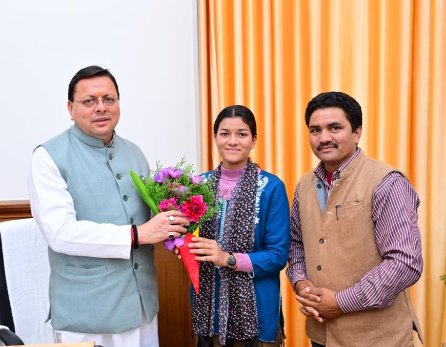 मुख्यमंत्री पुष्कर सिंह धामी से आदर्श ग्राम सारकोट की प्रधान प्रियंका नेगी की महत्वपूर्ण मुलाकात