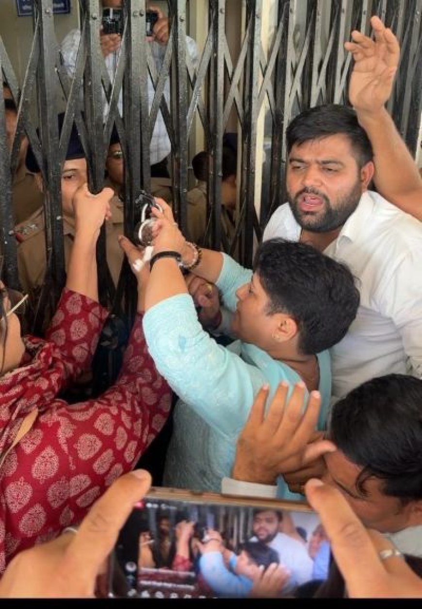 महिला कांग्रेस ने धर्मपुर में सड़कों और नालियों की समस्या पर ध्यान आकर्षित करने हेतु ज्ञापन सौंपा