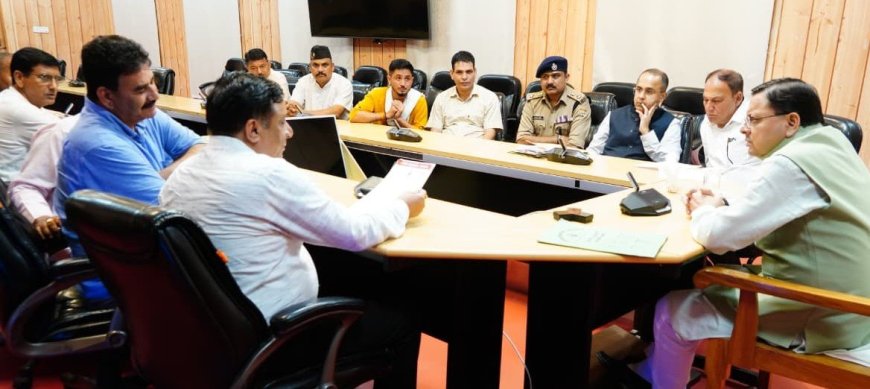 Dehradun: मुख्यमंत्री धामी से मिलकर राजकीय शिक्षक संघ ने उठाई अपनी मांगें