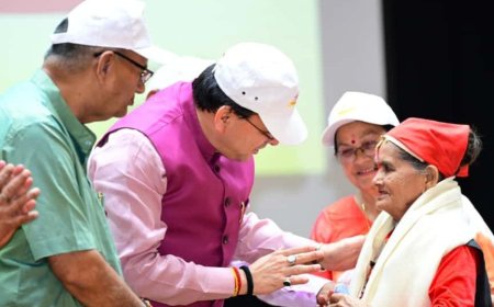 देहरादून: अंतरराष्ट्रीय वृद्धजन दिवस पर सीएम धामी ने किया बुजुर्गों का सम्मान, हिमालयन सांस्कृतिक केंद्र में आयोजित कार्यक्रम