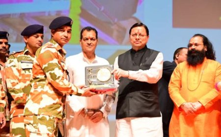 पुष्कर सिंह धामी ने आपदा से प्रभावित लोगों की मदद करने वाले कर्मियों को सम्मानित किया