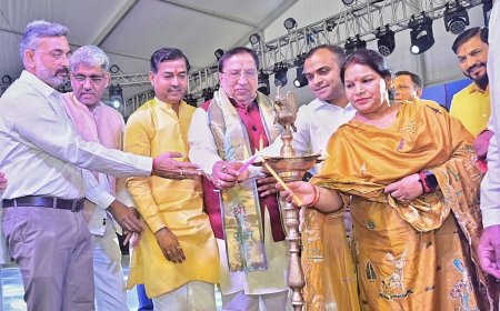 राज्य के 25 वर्ष पूर्ण होने के उपलक्ष्य में तीन दिवसीय देवभूमि रजत उत्सव कार्यक्रम का मुख्य अतिथि राज्यसभा सांसद नरेश बंसल ने दीप जलाकर एवं शंखनाद के साथ शुभारंम्भ किया।