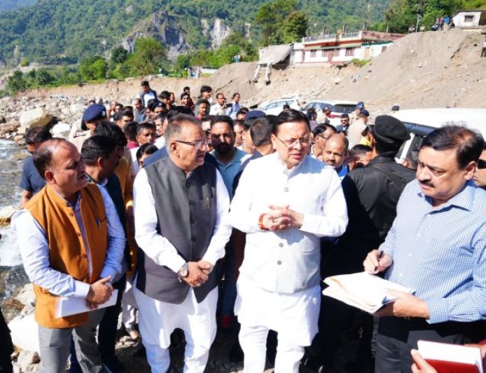 मुख्यमंत्री पुष्कर सिंह धामी ने आपदा प्रभावितों के बीच मनाई दीपावली