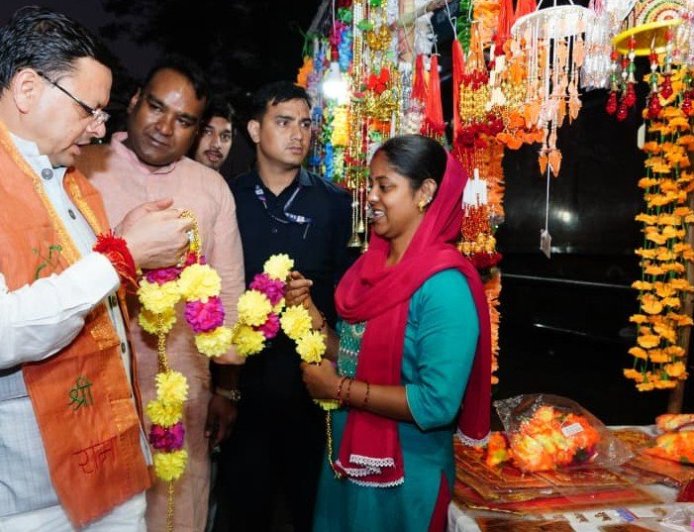 Diwali 2025:-मुख्यमंत्री पुष्कर धामी ने चकराता रोड स्थित स्थानीय दुकानों से की दीपावली की खरीदारी,स्वदेशी उत्पादों को बढ़ावा देने का दिया संदेश