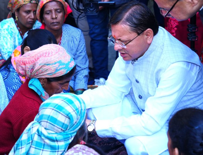 आपदा प्रभावितों के बीच पहुंचे सीएम धामी, दीपावली मनाकर पुर्ननिर्माण कार्यों का निरीक्षण भी किया