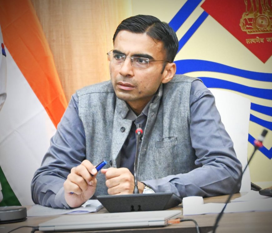 तैस में आकर लहराया शस्त्र; डीएम ने किया पुनीत अग्रवाल का शस्त्र जब्त; लाइसेंस निलम्बित