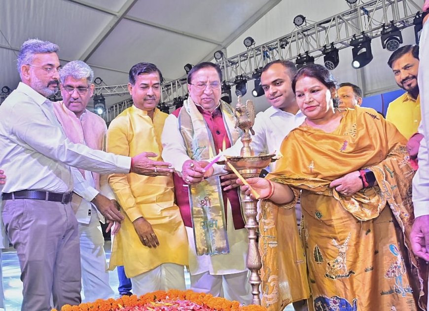 राज्य के 25 वर्ष पूर्ण होने के उपलक्ष्य में तीन दिवसीय देवभूमि रजत उत्सव कार्यक्रम का मुख्य अतिथि राज्यसभा सांसद नरेश बंसल ने दीप जलाकर एवं शंखनाद के साथ शुभारंम्भ किया।