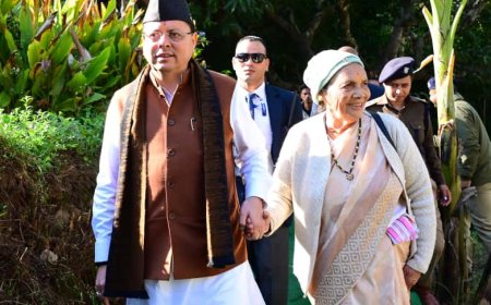 Pithoragarh : मां के साथ पैतृक गांव पहुंच भावुक हुए सीएम धामी
