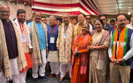 Bihar Oath Ceremony : नीतीश कुमार के शपथ ग्रहण समारोह में शामिल हुए मुख्यमंत्री धामी