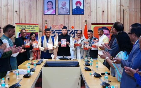 Dehradun:-मुख्यमंत्री पुष्कर धामी ने किया वरिष्ठ पत्रकार-लेखक जय सिंह रावत द्वारा लिखित पुस्तक “उत्तराखंड राज्य का नवीन राजनीतिक इतिहास”का विमोचन कहा-किताबें पढ़ने की आदत को बढ़ावा दें:’बुके नहीं बुक दीजिए’