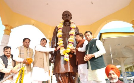 Rudrapur : पंडित राम सुमेर शुक्ल की 47वीं पुण्यतिथि पर CM धामी ने श्रद्धांजलि दी