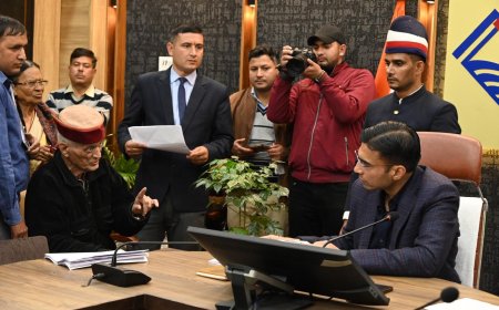 जनता दर्शन में आया बेटी द्वारा बुजुर्ग पिता से धोखाधड़ी मामला, बैंक खाते से 10 लाख गायब, डीएम ने लिया एक्शन