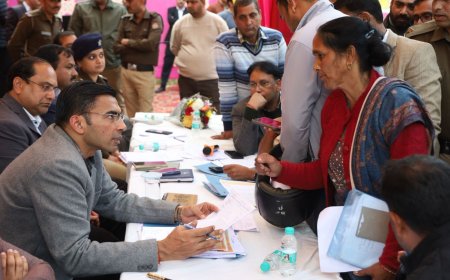 जनता की बीच पहुंचे डीएमः ऋषिकेश में जन समस्याओं का ऑन द स्पॉट समाधान