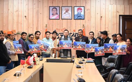 मुख्यमंत्री पुष्कर सिंह धामी के विकास कार्यों पर उत्तराखंड के प्रतिष्ठित गायकों ने गाया गीत, सीएम ने किया विमोचन