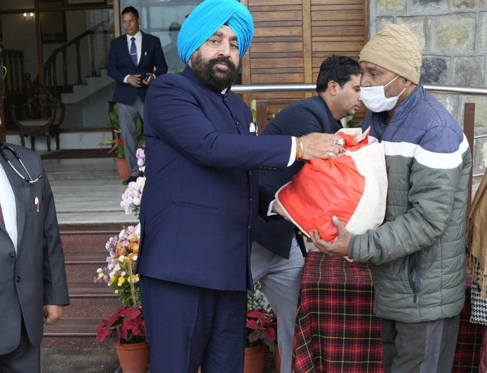 Dehradun:-राज्यपाल गुरमीत सिंह ने राष्ट्रीय क्षय उन्मूलन कार्यक्रम के तहत गोद लिए गए 13 टीबी रोगियों को वितरित की मासिक पोषण किट