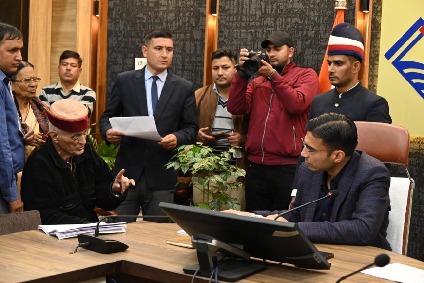 जनता दर्शन में आया बेटी द्वारा बुजुर्ग पिता से धोखाधड़ी मामला, बैंक खाते से 10 लाख गायब, डीएम ने लिया एक्शन