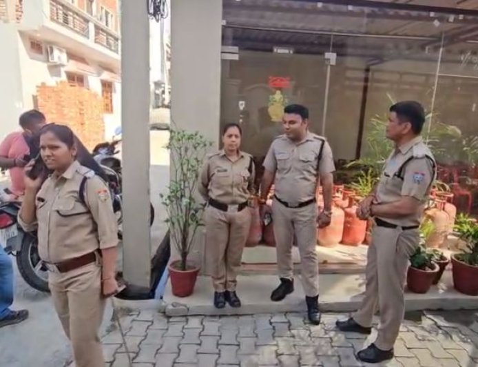 हरिद्वार में छापेमारी: संदिग्ध गैस सिलेंडर के जखीरे का खुलासा, हंगामाखेज स्थिति पैदा