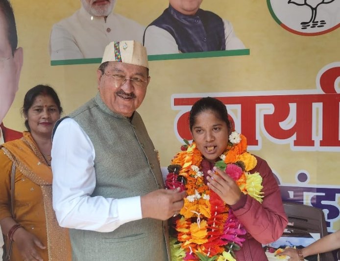 सभ्या नेगी को उत्तराखंड अंडर-23 महिला क्रिकेट टीम में चयन पर मंत्री भरत सिंह चौधरी का सम्मान