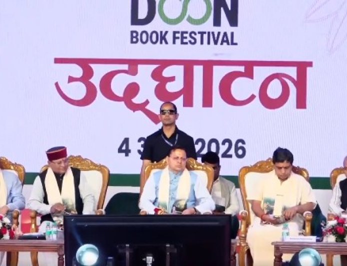 देहरादून में सीएम धामी ने पुस्तक महोत्सव का शुभारंभ किया, स्कूली बच्चों से की मुलाकात