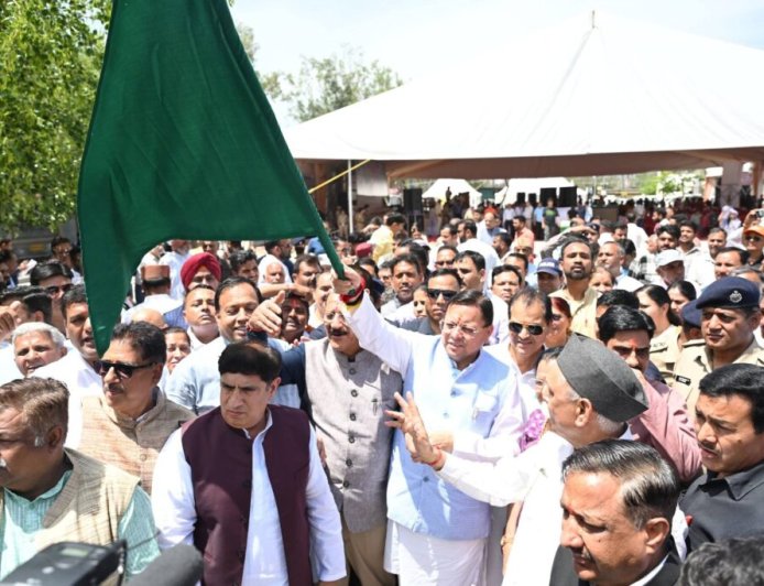 चारधाम यात्रा के लिए सीएम धामी ने श्रद्धालुओं का दल किया रवाना, तैयारियों का लिया जायजा