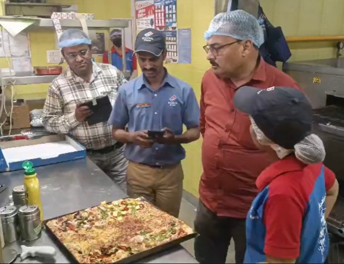 हल्द्वानी में खाद्य विभाग का पिज़्ज़ा स्टोर्स पर छापा, उच्च गुणवत्ता की जांच से मची हलचल