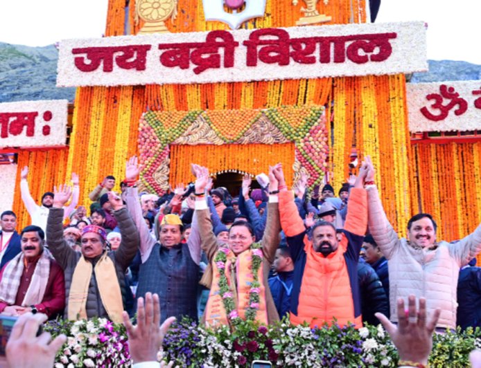 Chardham Yatra 2026: बदरीनाथ मंदिर के कपाट खुलते ही श्रद्धालुओं में छा गया आस्था का नशा