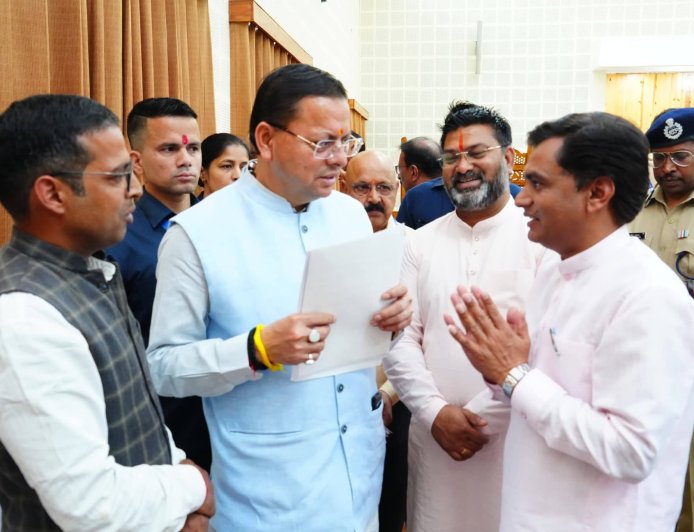 मुख्यमंत्री धामी ने Janta Darbar में सुनी नागरिकों की समस्याएं, मौके पर कई मुद्दों का हल