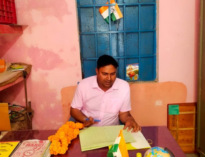 सुजीत कुमार श्रीवास्तव ने प्रधान शिक्षक के रूप में कार्यभार ग्रहण किया, स्कूल की व्यवस्था का निरीक्षण किया