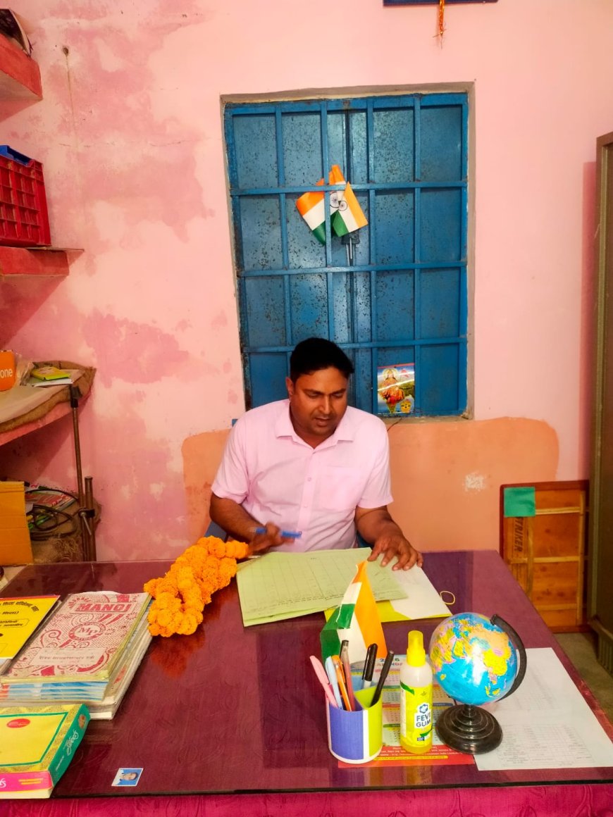 सुजीत कुमार श्रीवास्तव ने प्रधान शिक्षक के रूप में कार्यभार ग्रहण किया, स्कूल की व्यवस्था का निरीक्षण किया