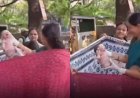 बीच सड़क पर महिला का लेबर पेन, महिलाओं ने साड़ियों से बनाया ऑपरेशन थिएटर - वायरल वीडियो