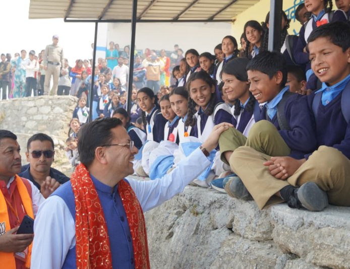 चम्पावत समाचार: मुख्यमंत्री धामी ने देवीधुरा में छात्र-छात्राओं से संवाद कर उज्ज्वल भविष्य की दी शुभकामनाएं