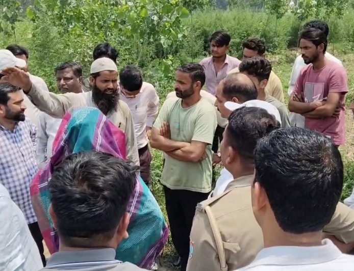 गांव में मिश्रित गंदा पानी, बच्चों के स्कूल जाने में कठिनाई, ग्रामीणों में बढ़ता रोष