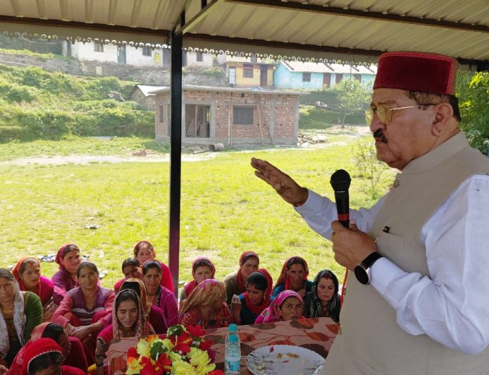 रुद्रप्रयाग में कैबिनेट मंत्री भरत सिंह चौधरी का गांव दौरा: लोगों की समस्याओं का सुनकर दिए त्वरित समाधान के निर्देश