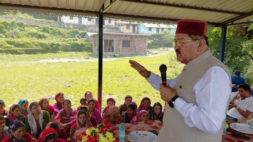 रुद्रप्रयाग में कैबिनेट मंत्री भरत सिंह चौधरी का गांव दौरा: लोगों की समस्याओं का सुनकर दिए त्वरित समाधान के निर्देश