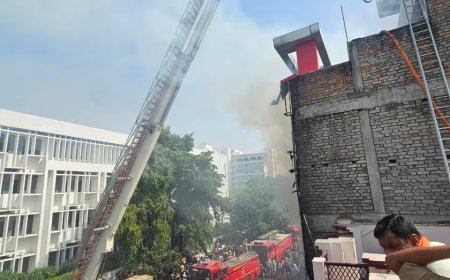 लखनऊ कोचिंग संस्थान में भीषण आग: छात्रों ने तार से लटककर जान बचाई