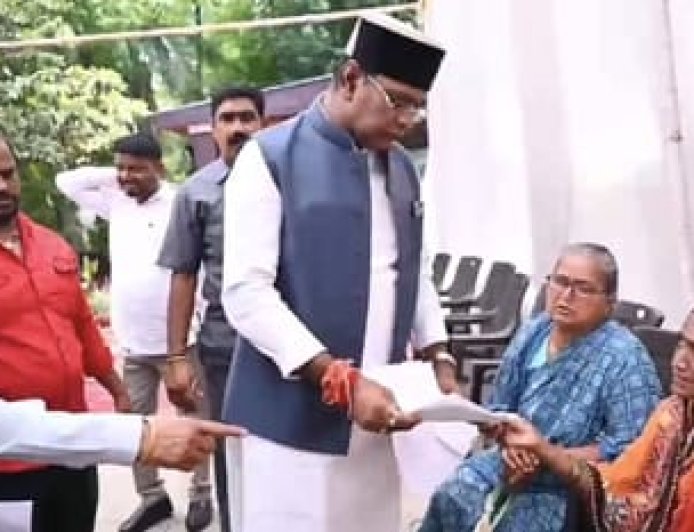 पेंशन से जुड़ी शिकायतें जनदर्शन में उठी, मंत्री विश्वास सारंग ने अधिकारियों को दी कड़ी चेतावनी