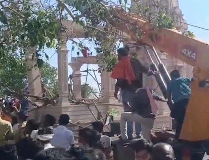 परभणी मंदिर हादसा: हनुमान मंदिर की छत गिरने से 6 श्रद्धालुओं की मौत, 30-40 लोग मलबे में फंसे